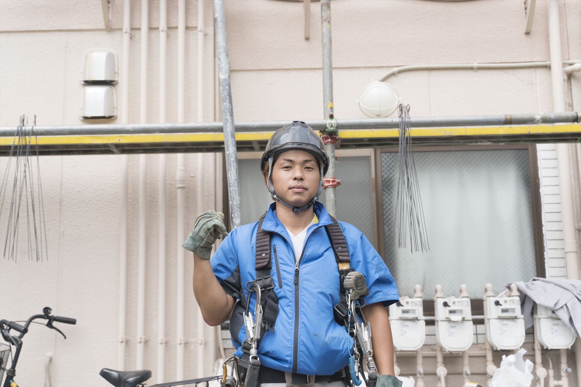 ポーズを決める作業員