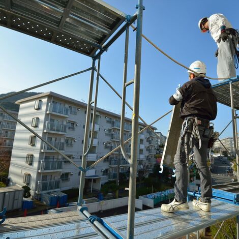 足場を解体する職人たち_M